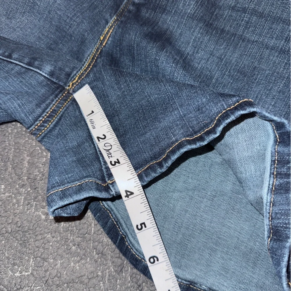 TORRID Mid Rise- Comfort Waistband- Denim Shorts, 4” Inseam, Plus Size 18​​ - Picture 4 of 8